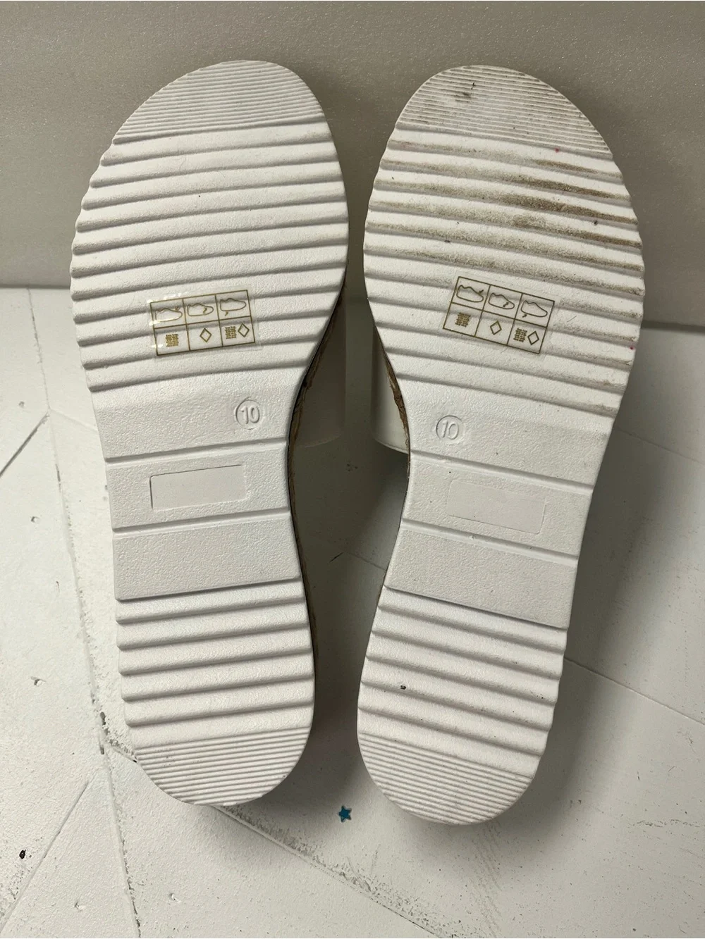 Journee Collection Womens Rosey Slide Sandals. Size 10WD. White